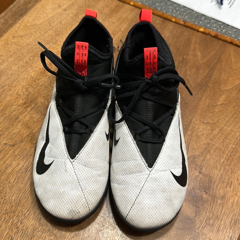 Phantom indoor soccer shoes 3.5 Youth
